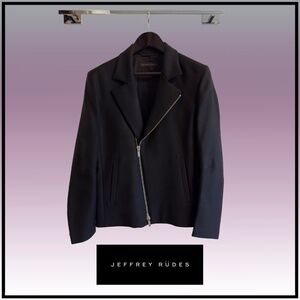 Jeffrey Rüdes jacket.